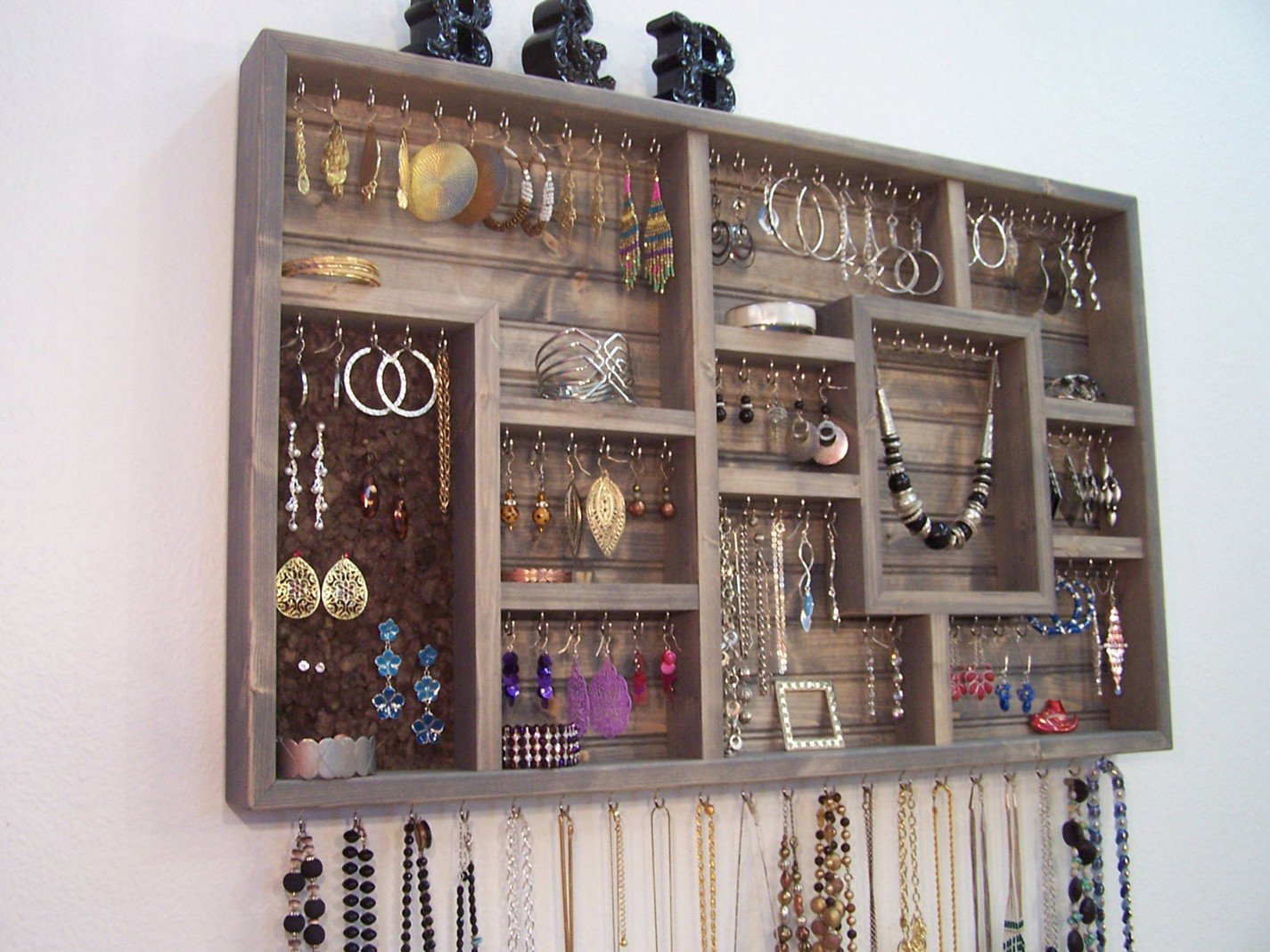 Jewelry storage wall jewellery organizer hanging display hacks innovative arrangement holder bathroom earring source organization decor bedroom organizers