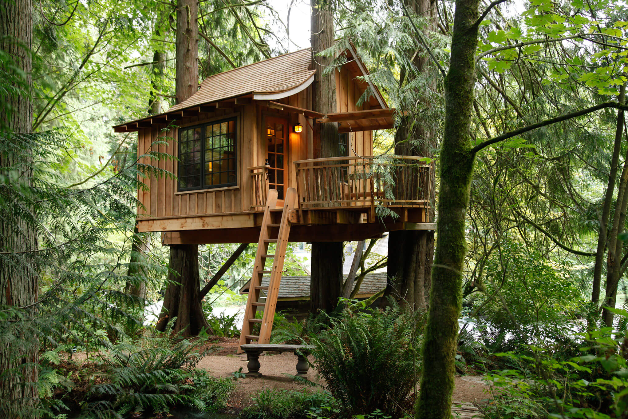 Строю в лесу. Алникский дом на дереве. Treehouse Camping Переславль Залесский. Treehouse домик на дереве. Домик в деревне.