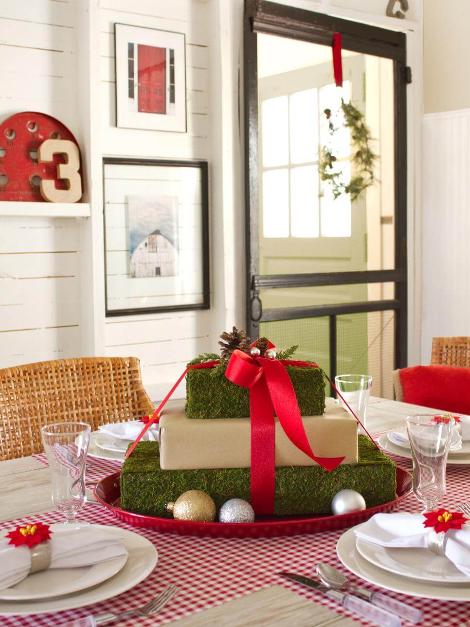 Vibrant Holiday Table Centerpieces