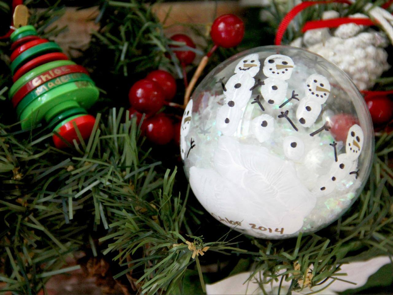 A christmas ornament with snowmen on it
