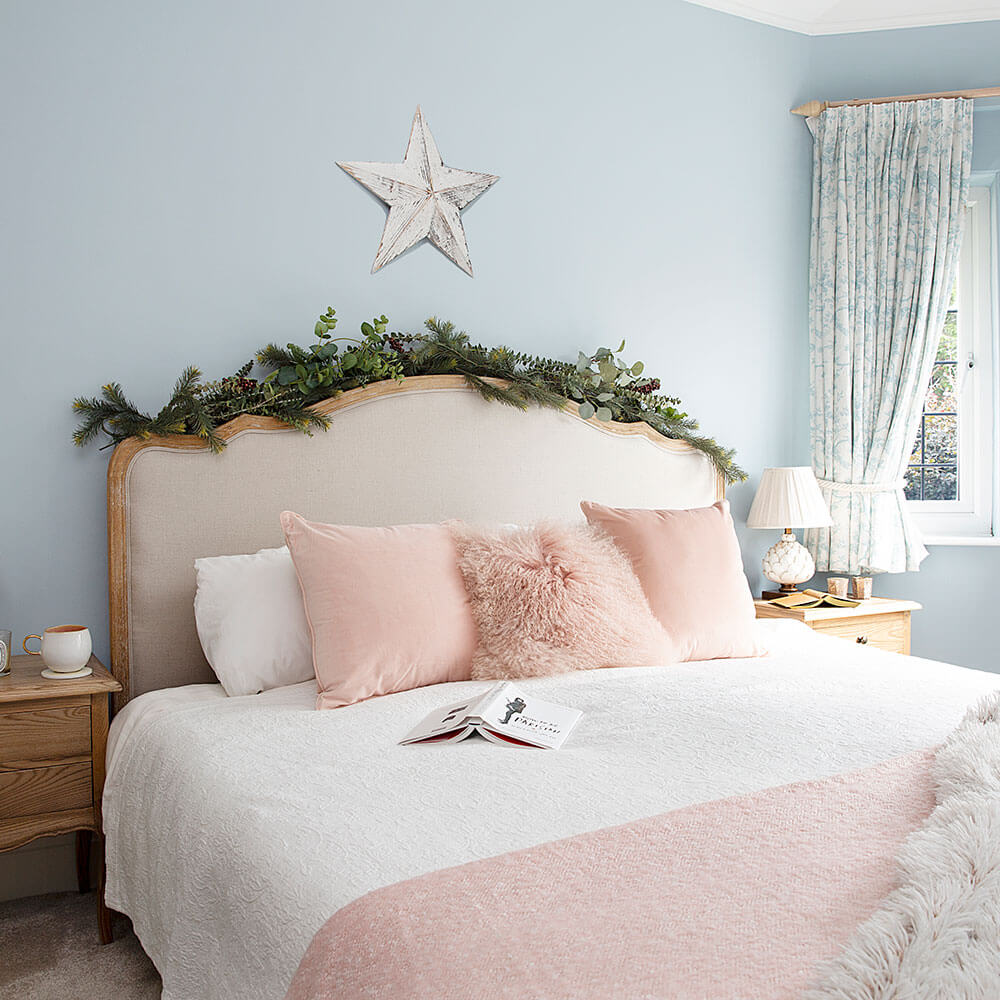 simple Christmas bedroom decor
