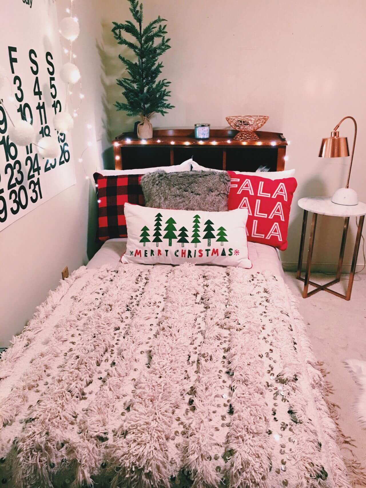 Christmas single bedroom decor