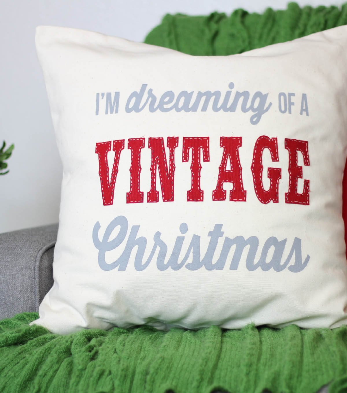 A pillow that says i'm dreaming of a vintage christmas
