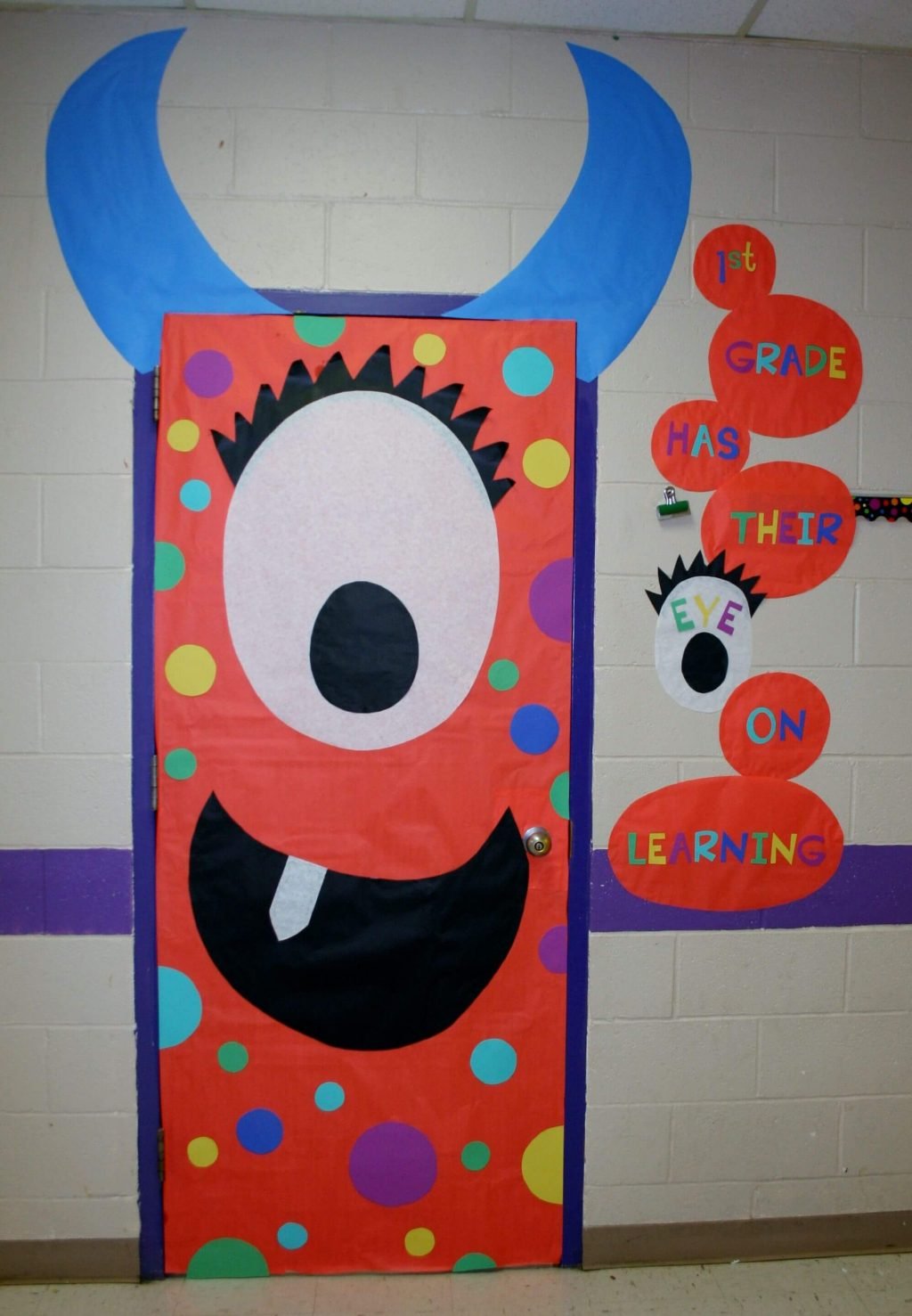 Halloween Door Decorations: One-eyed Gigantic