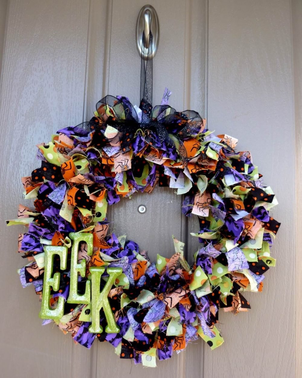 A wreath that has the letter k on it
