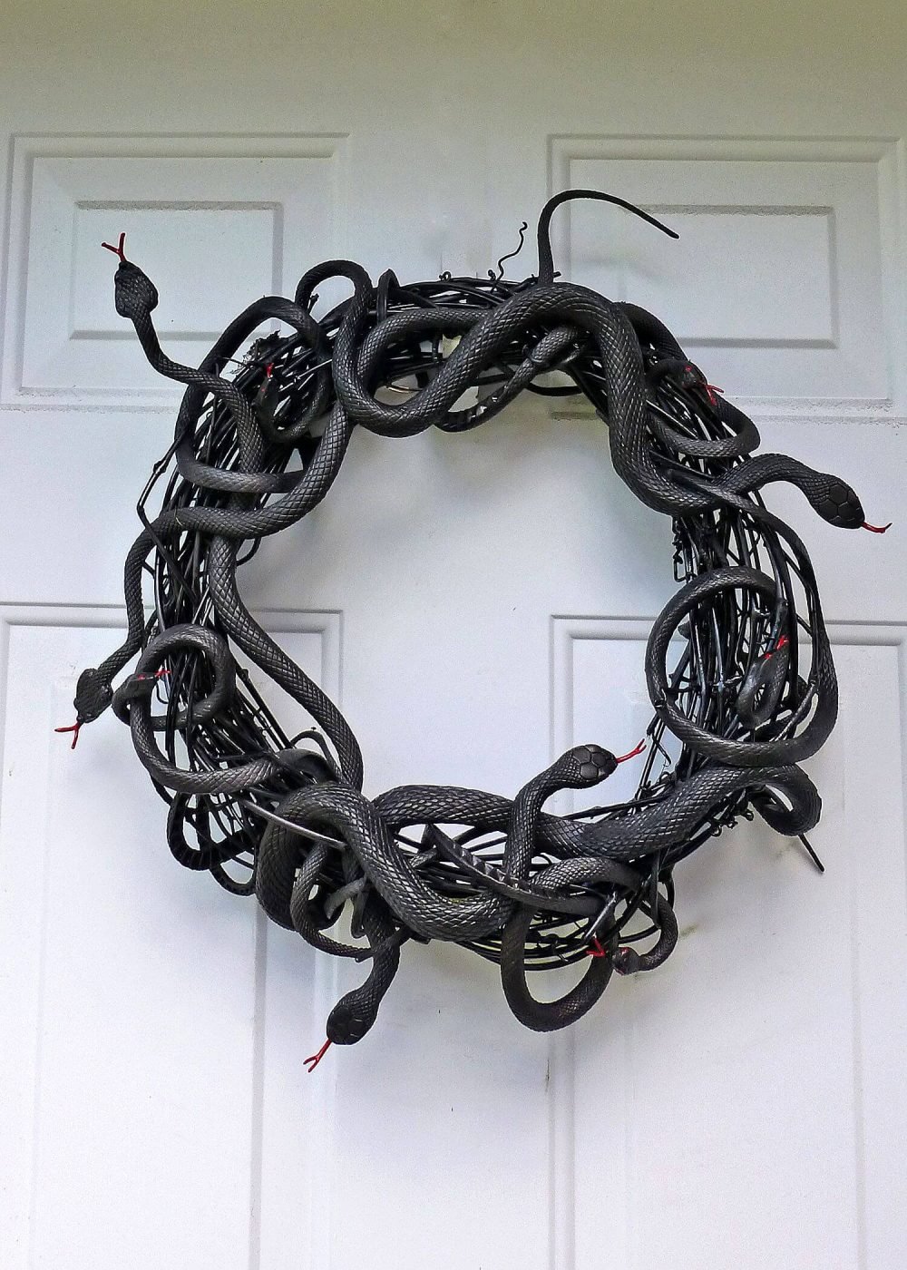 A wreath made out of wires and wires
