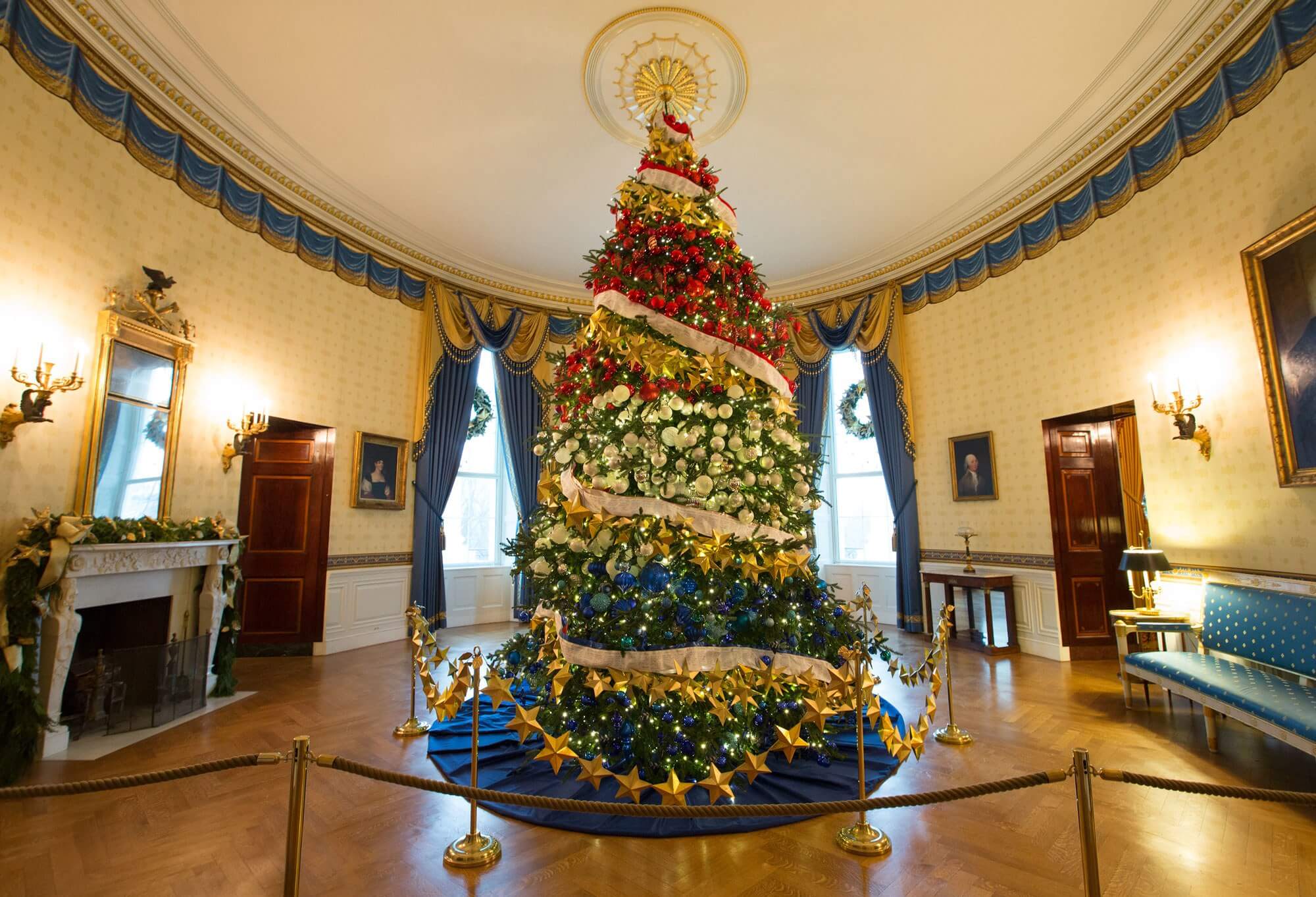 white house Christmas decoration