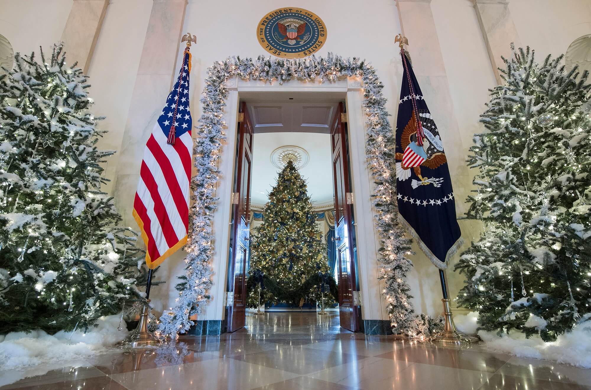 white house entrance Christmas decoration