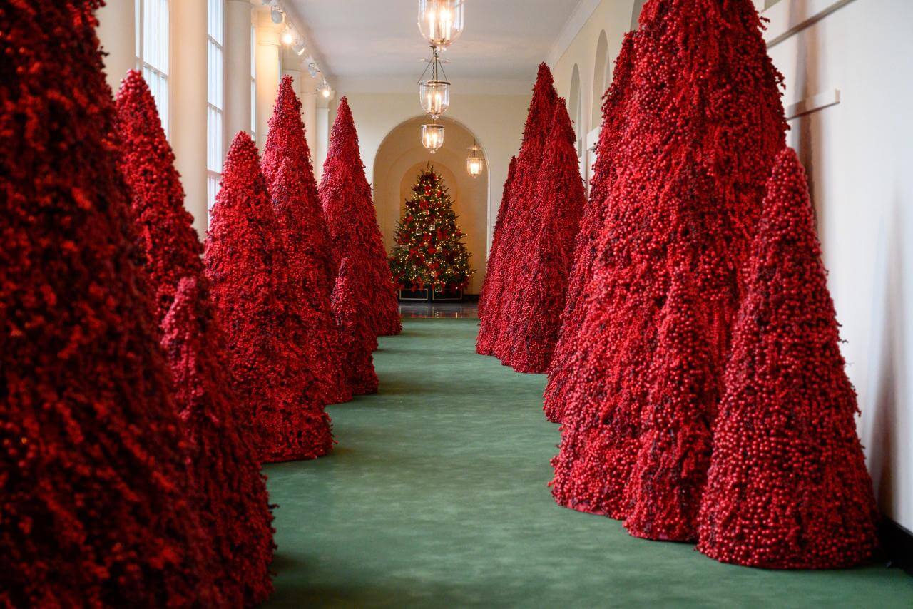 white house Christmas decoration