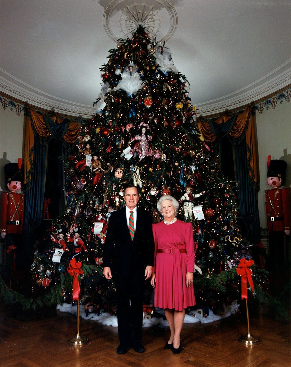 Barbara Pierce Bush 1989 white house Christmas decoration