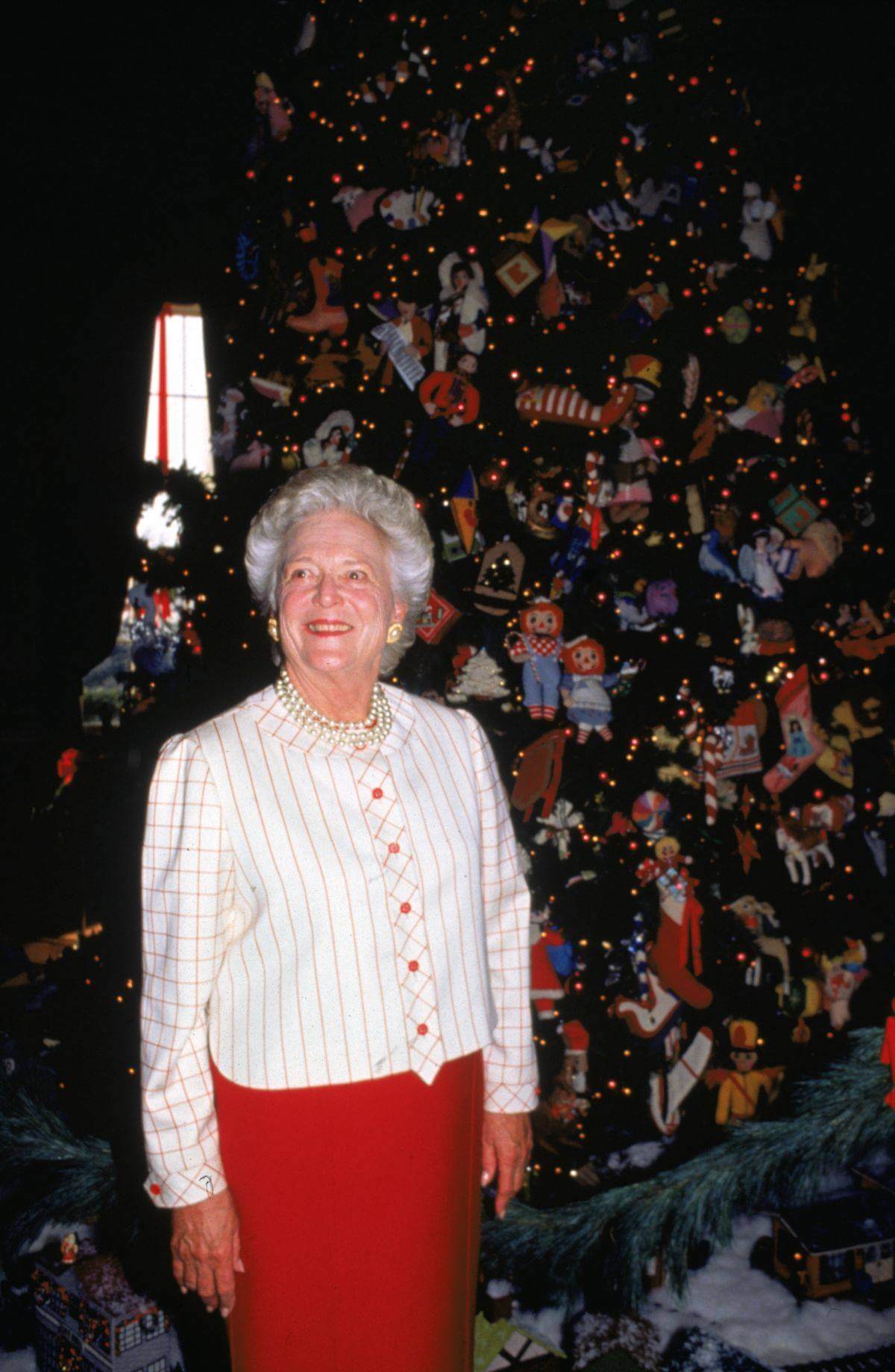 Barbara Pierce Bush 1991 white house Christmas decoration