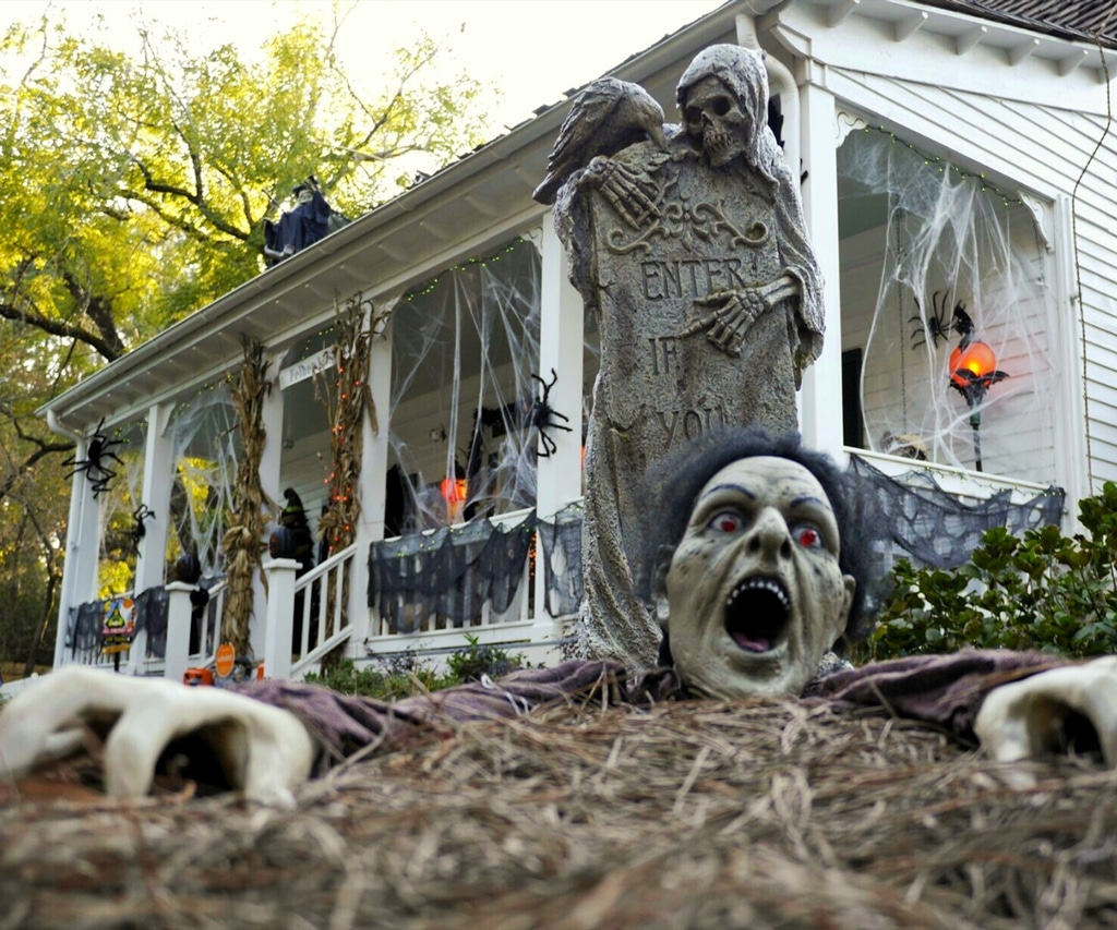 11 Scary Outdoor Halloween House Decoration Ideas 