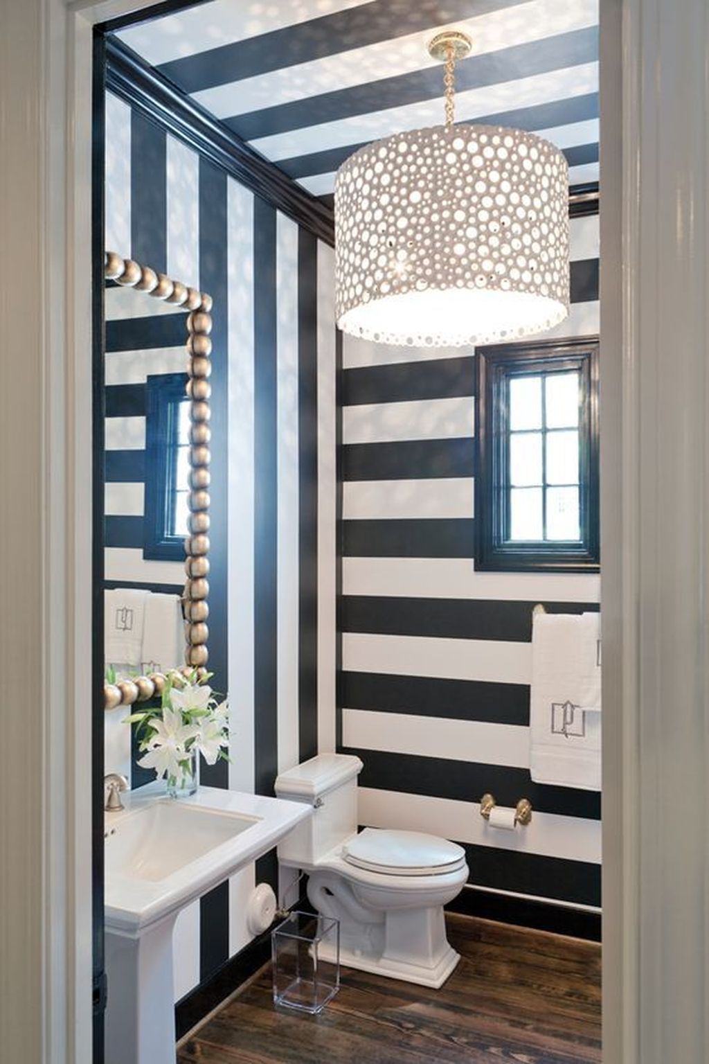Stripe-led Bathroom Wallpaper