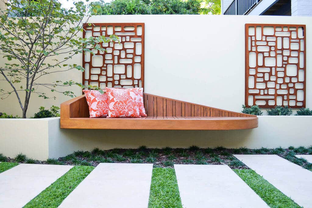 15 Patio Wall Decor Ideas To Freshen Up The Exterior - What To Do With Large Blank Exterior Wall