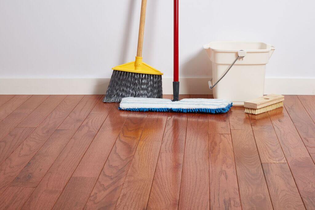 Hardwood Floors to Clean the Floor