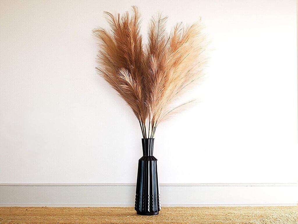 Faux Pampas Grass Decor: A Centerpiece Solution All Year Round