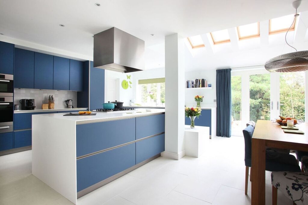 Minimalistic & Sleek Blue Kitchen Cabinets