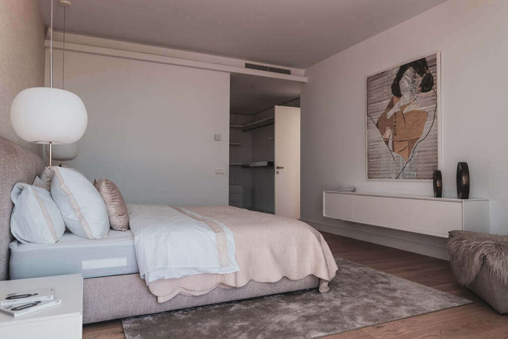 Ideas for Small Bedrooms with Large Beds