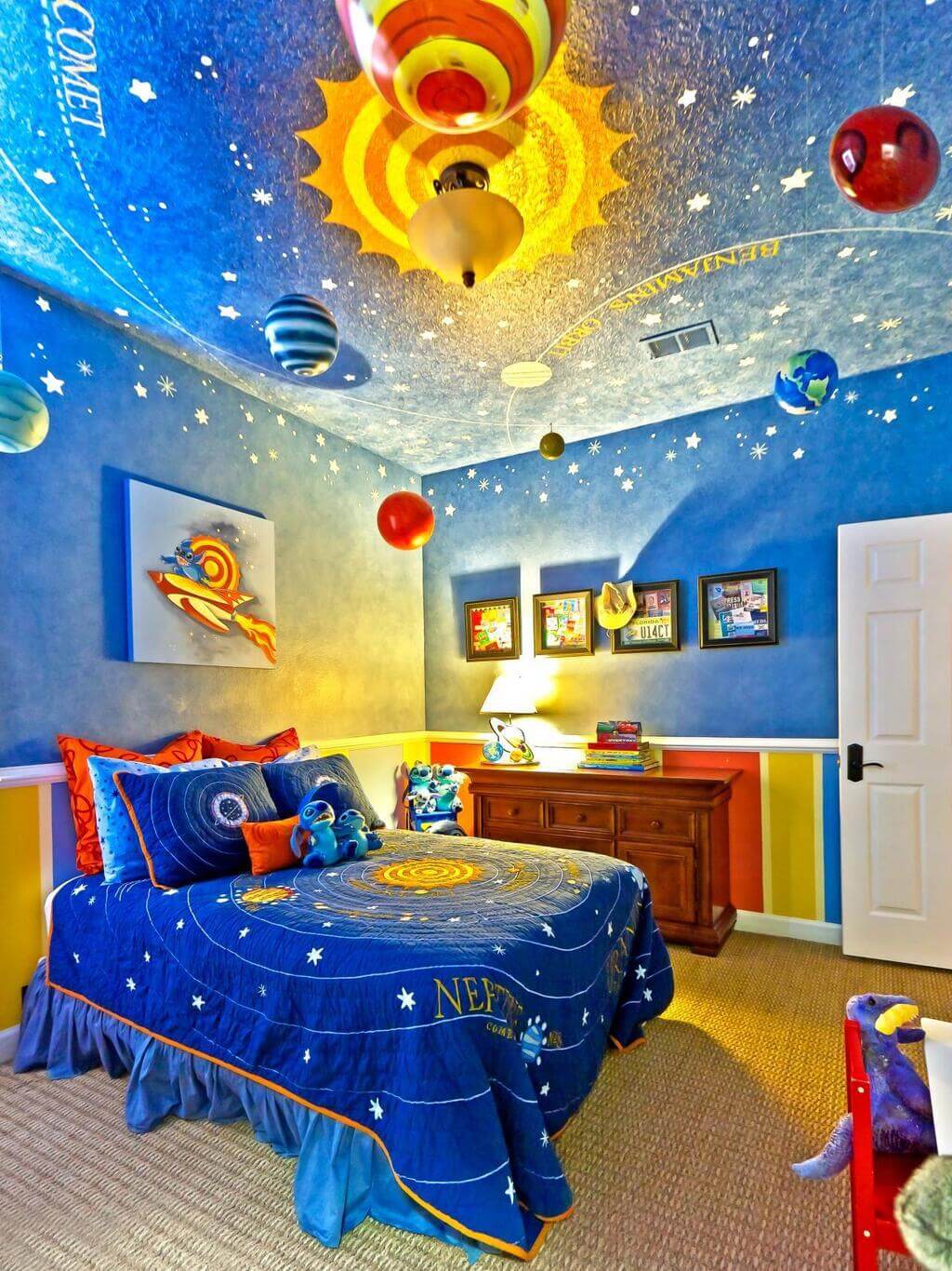 A child's bedroom decorated in blue and yellow
