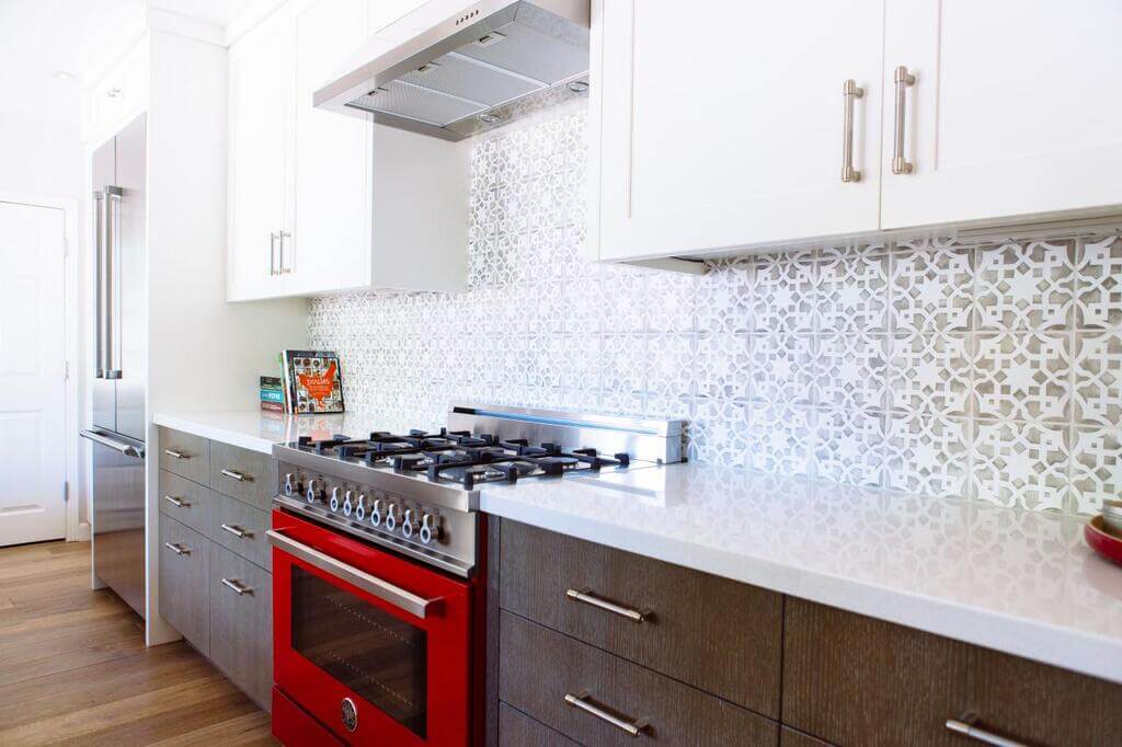 White Cabinet Kitchen Backsplash for Your Homey Kitchen