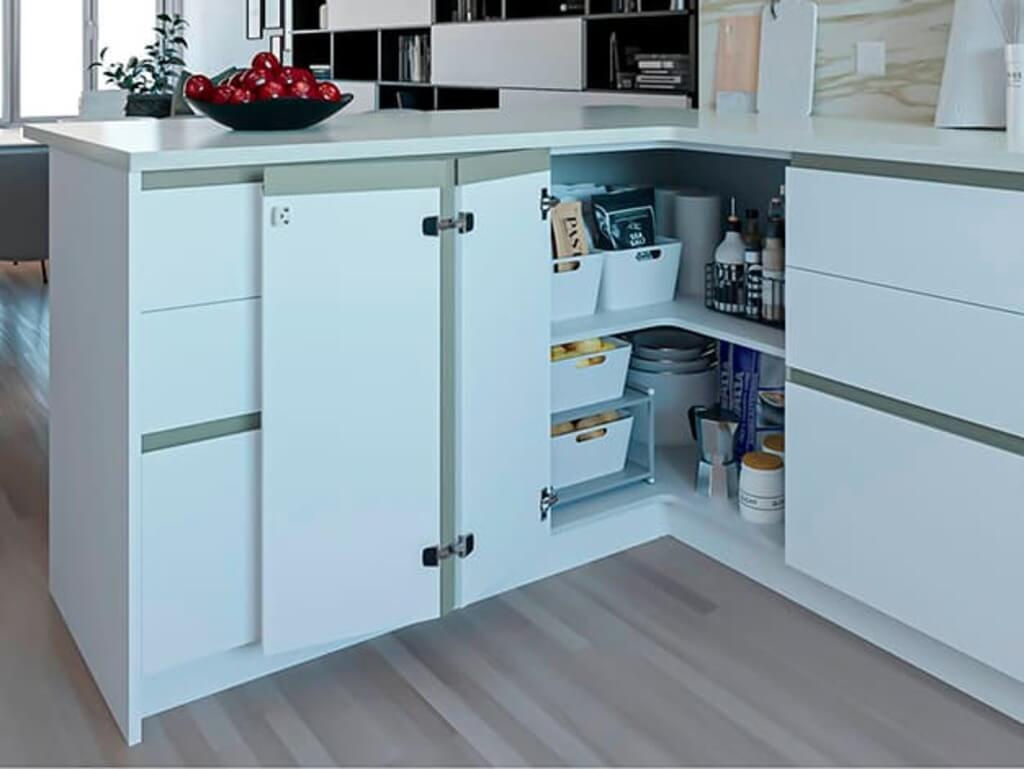 Corner hinges for l-shaped kitchen cabinets