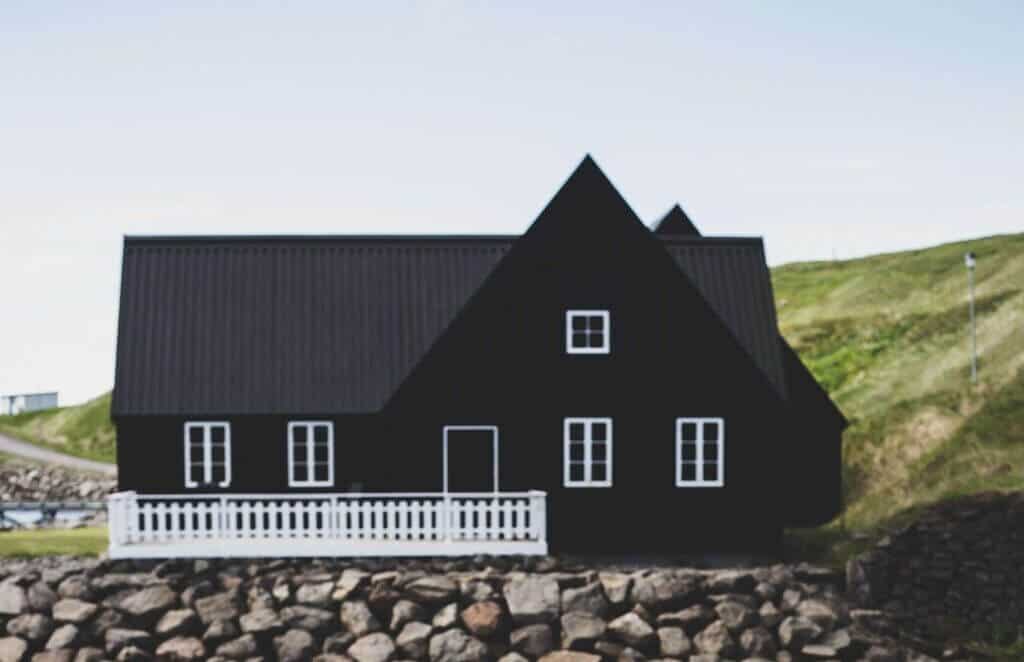 satu lantai rumah putih trim hitam