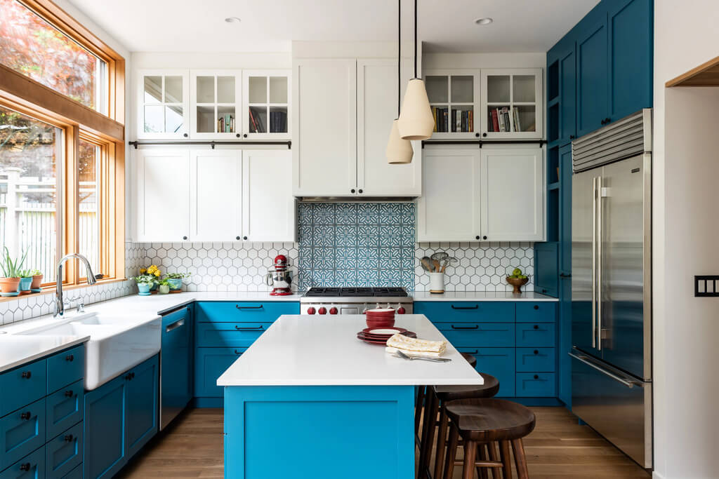Two Tone Kitchen Cabinets: 21+ Stunning Ideas For Small Spaces