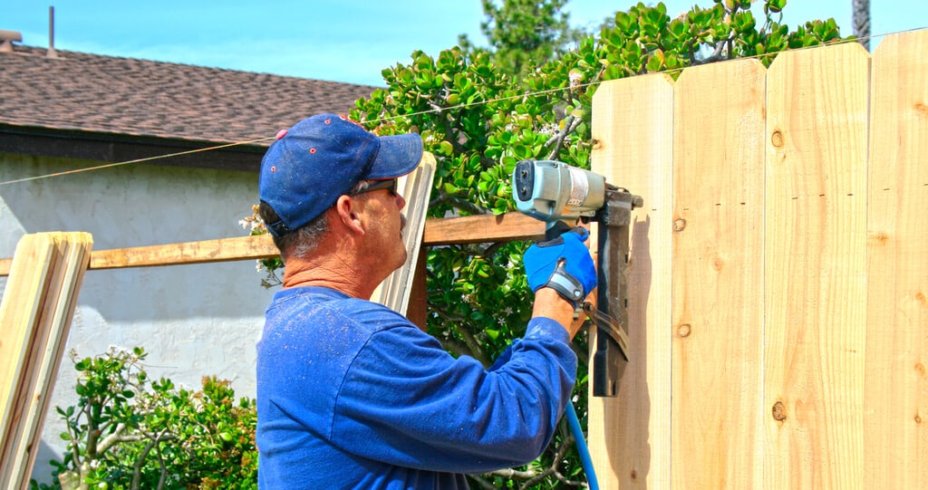 How to hire a qualified fence installer