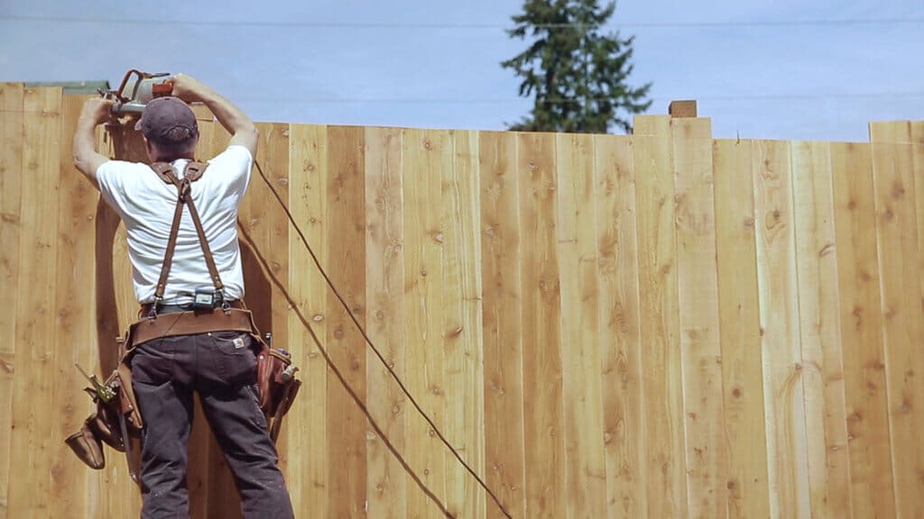 How to hire a qualified fence installer