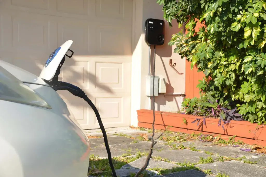 Pasang Charger Mobil Elektrik yang Melengkapi Rumah Anda