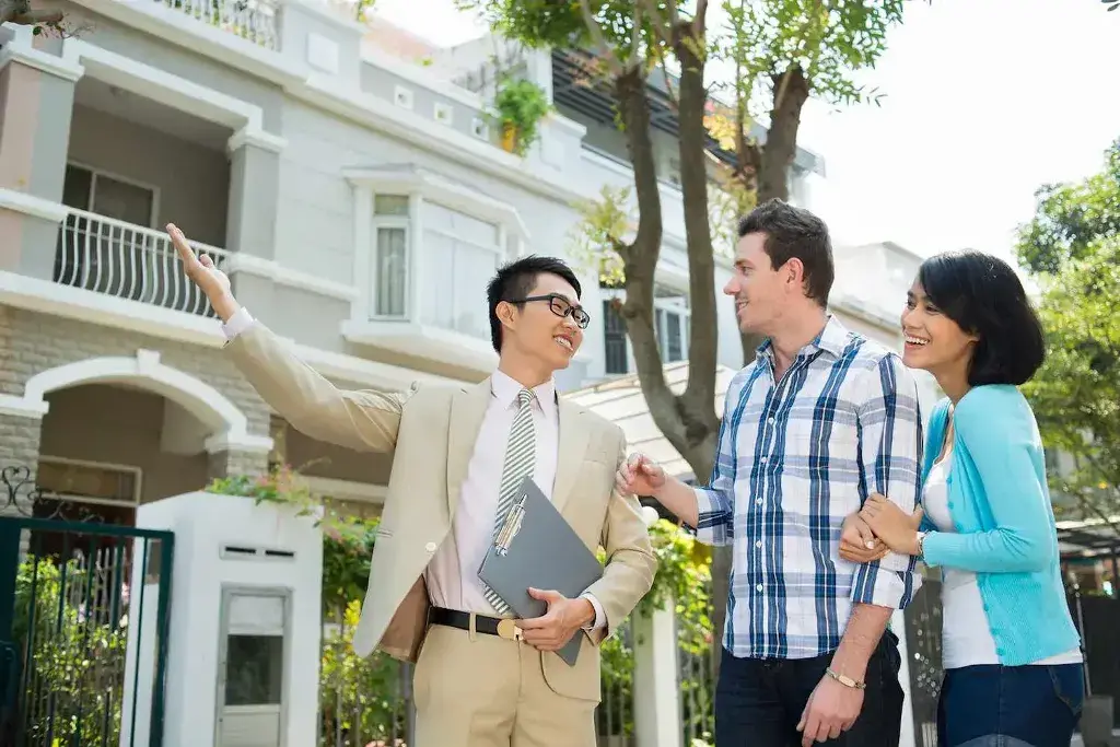 Selling a Home with Estate Agents: 6 Tips to Know