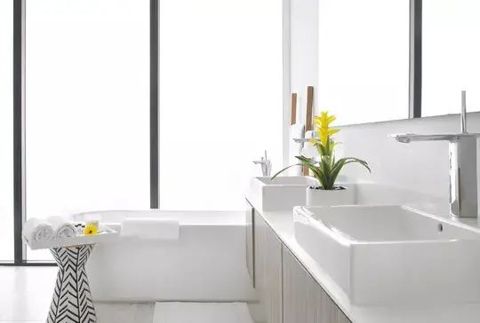 A bathroom with two sinks and a bathtub
