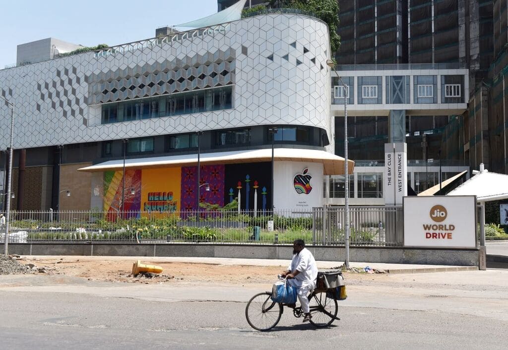 Apple Opens First Indian Store in Mumbai