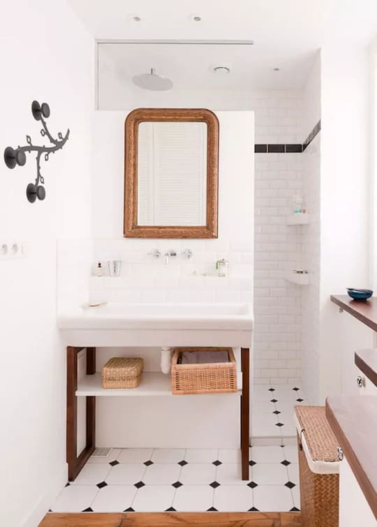 A bathroom with a sink and a mirror
