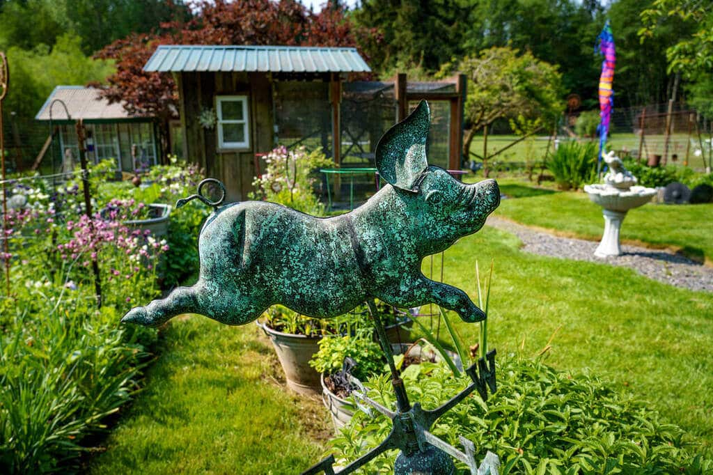 Garden Statues or Sculptures to Your Backyard for privacy