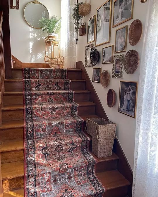Blending Baskets stairs wall decor ideas