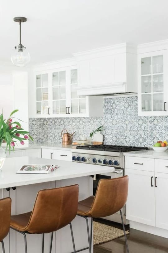 backsplashes with white cabinets