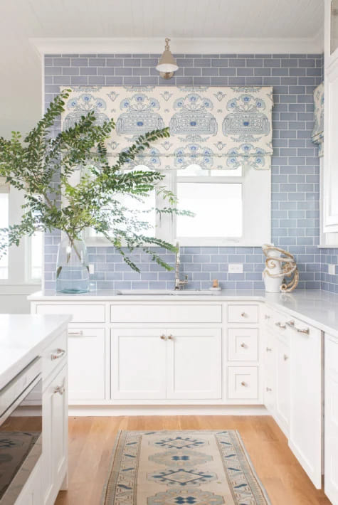 backsplashes with white cabinets