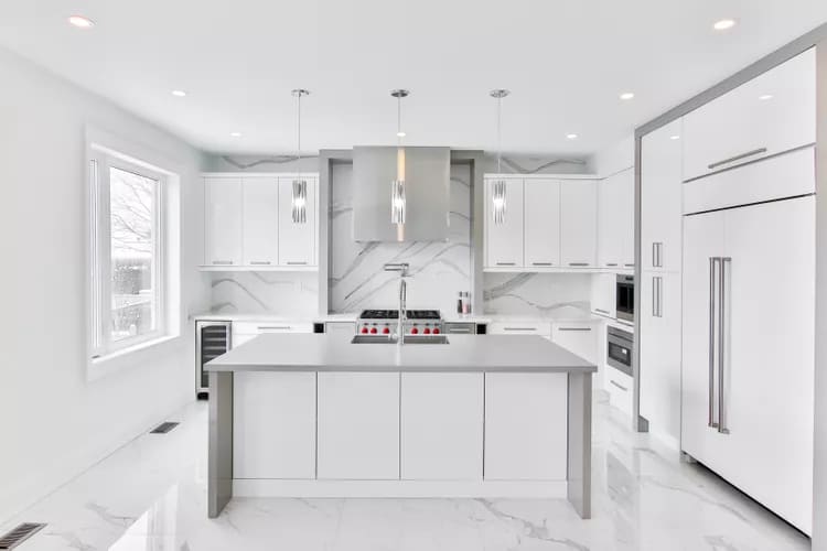 backsplashes with white cabinets