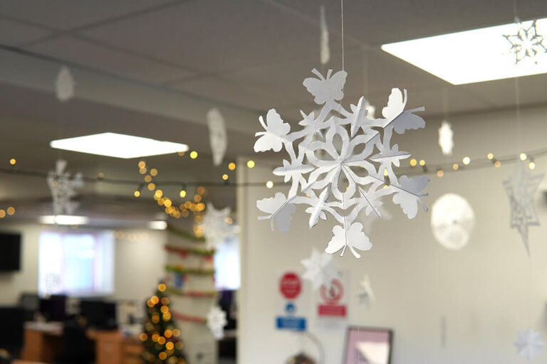 45+ Best Office Christmas Decorations Ideas: From Desk to Door ...