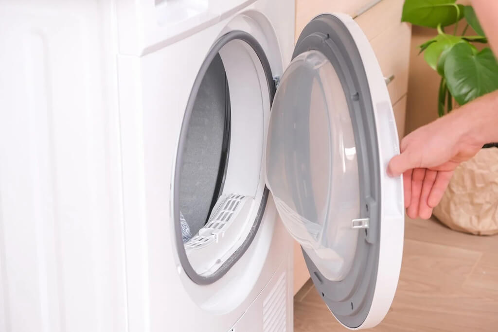 Clean the Washing Machine Door or Lid