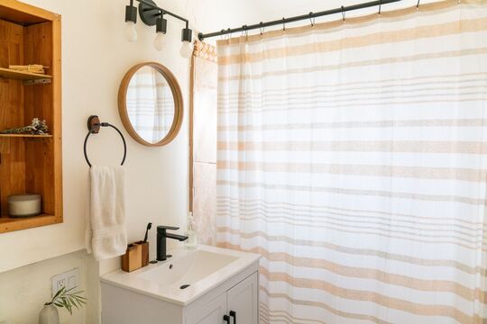 shower curtain match with wood