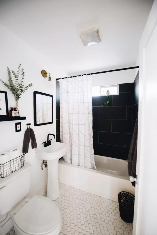 Black and White Bathroom Decor Ideas
